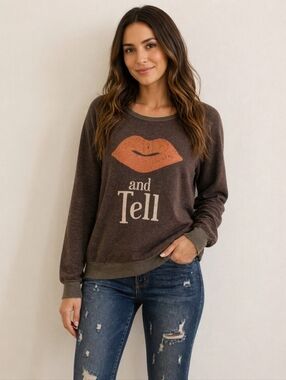 ✅️ Wildfox Kiss And Tell Distressed Crewneck Pullover Sweatshirt Size Small